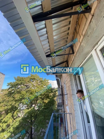 Крыша на балконе в Реутове монтаж и ремонт по выгодной цене от МосБалкон