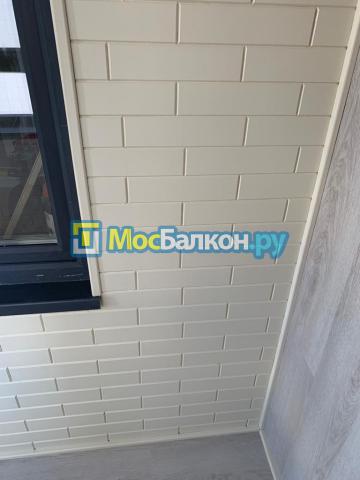 отделка балкона стеновым паркетом и ламинатом