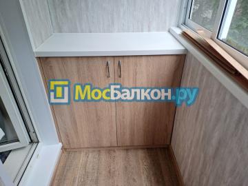 Тумба из ДСП на балконе под подоконником