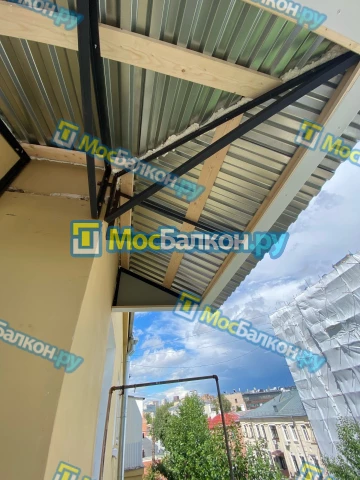 Крыша на балконе в Реутове монтаж и ремонт по выгодной цене от МосБалкон