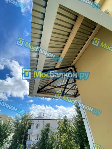 Крыша на балконе в Реутове монтаж и ремонт по выгодной цене от МосБалкон