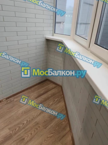 Отделка балконов и лоджий паркетом в Москве
