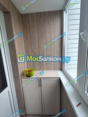 Отделка балконов ламинатом в Москве цены под ключ от МосБалкон