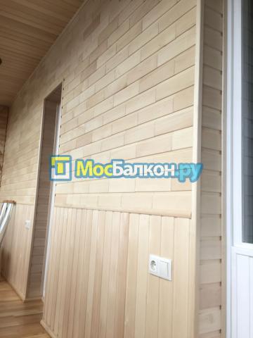 Отделка балкона стеновым паркетом 