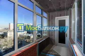 Отделка балконов и лоджий паркетом в Москве