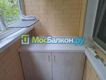 Тумба из ДСП на балконе под подоконником